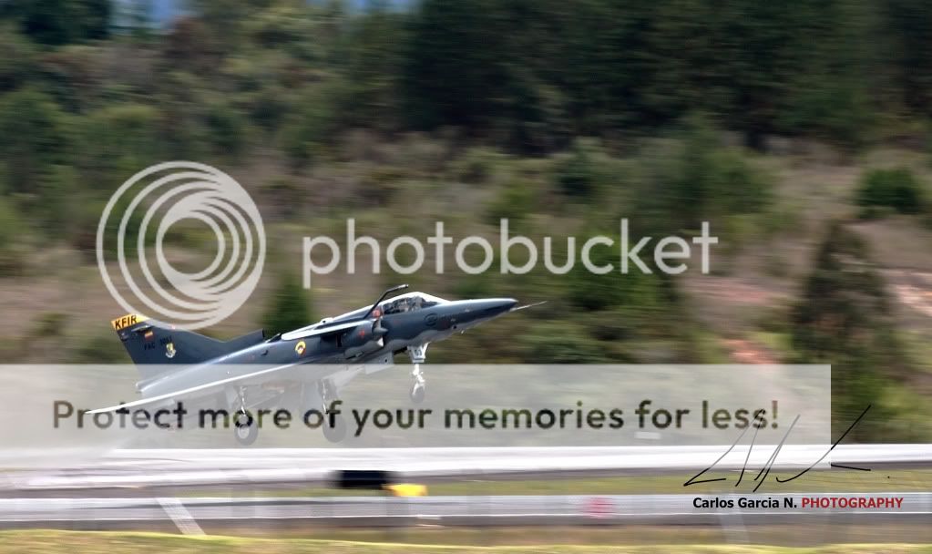 IMAGE: http://i919.photobucket.com/albums/ad35/surgeonhawkeye/F%20Air%202011/Fair20111102kfir1.jpg