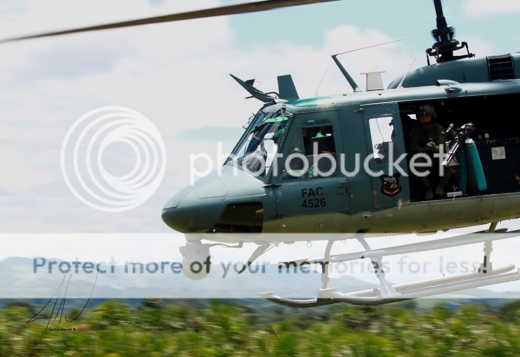 IMAGE: http://i919.photobucket.com/albums/ad35/surgeonhawkeye/Helicoptero%20UH/svc2011672.jpg