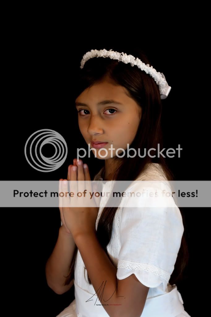 IMAGE: http://i919.photobucket.com/albums/ad35/surgeonhawkeye/Primeracomunion3.jpg