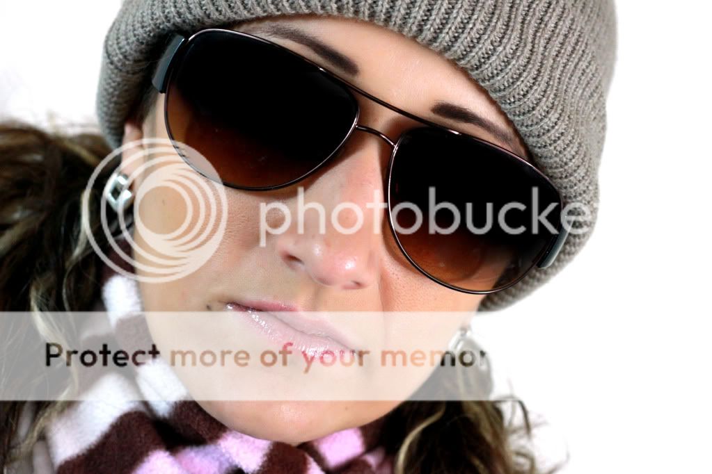 IMAGE: http://i919.photobucket.com/albums/ad35/surgeonhawkeye/Retratos/6mar11266.jpg