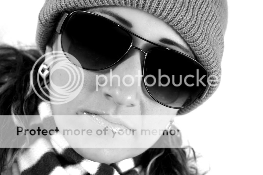 IMAGE: http://i919.photobucket.com/albums/ad35/surgeonhawkeye/Retratos/6mar11266bw.jpg