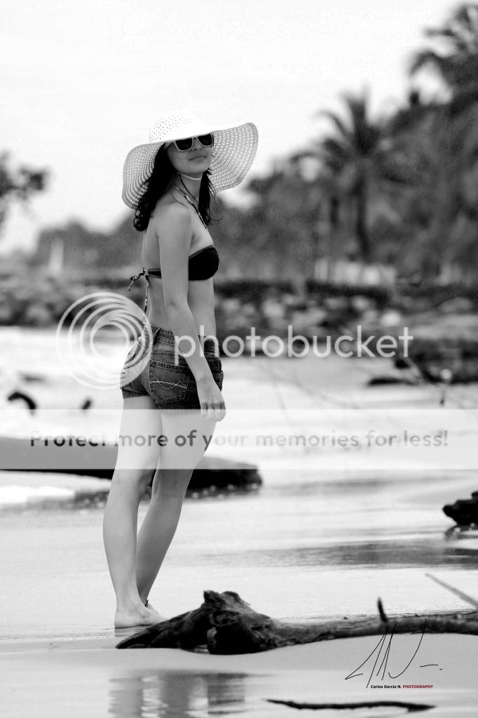 IMAGE: http://i919.photobucket.com/albums/ad35/surgeonhawkeye/Retratos/Caro-Agosto5168.jpg