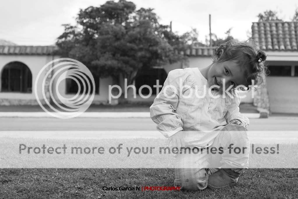 IMAGE: http://i919.photobucket.com/albums/ad35/surgeonhawkeye/Retratos/Juanitamay1068.jpg