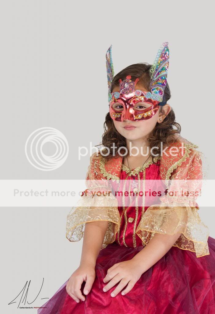 IMAGE: http://i919.photobucket.com/albums/ad35/surgeonhawkeye/Retratos/Juanitaprincesa2_zps68b54823-1.jpg