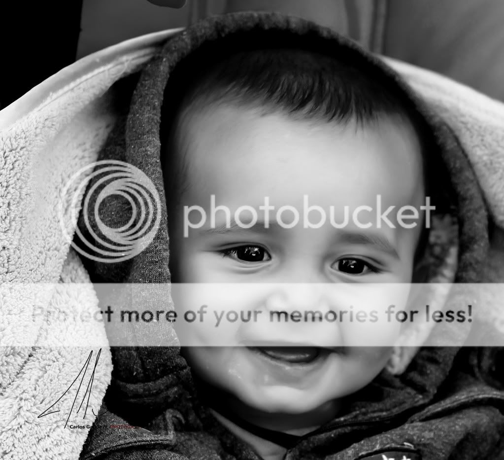 IMAGE: http://i919.photobucket.com/albums/ad35/surgeonhawkeye/Retratos/JulianBW.jpg