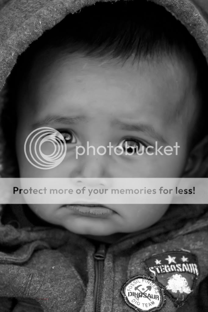 IMAGE: http://i919.photobucket.com/albums/ad35/surgeonhawkeye/Retratos/JulianBW2.jpg