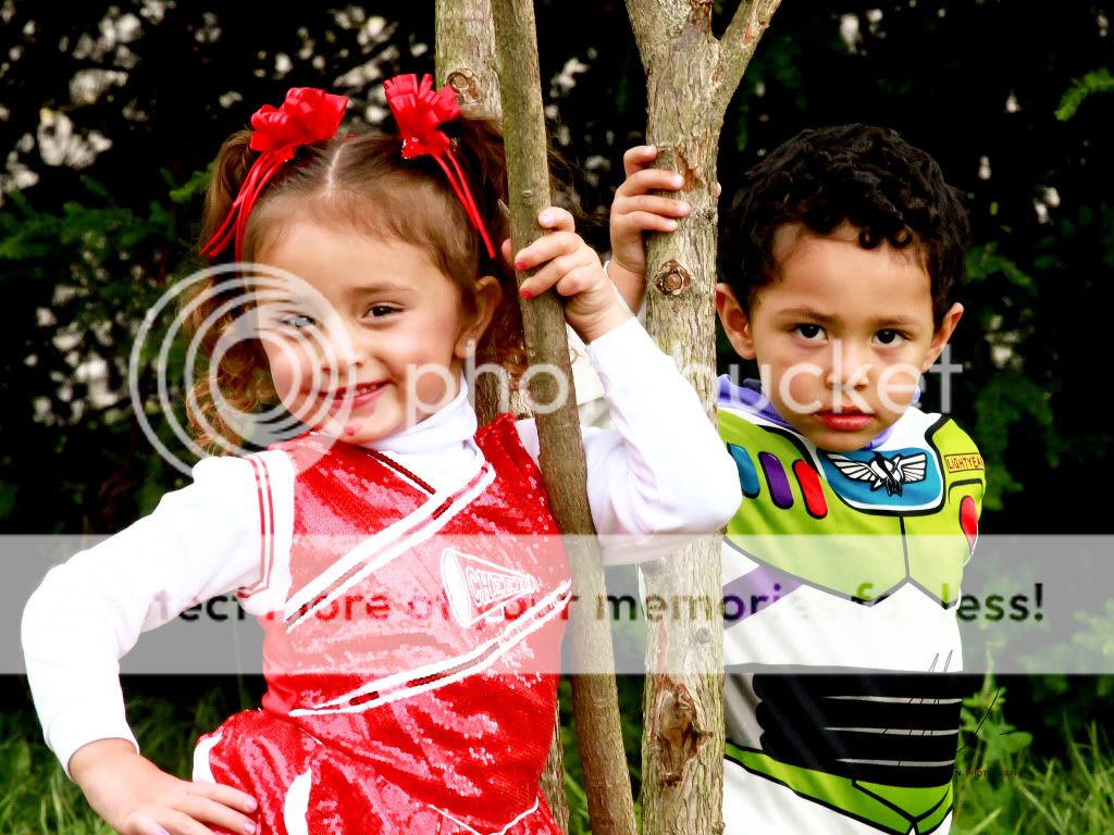 IMAGE: http://i919.photobucket.com/albums/ad35/surgeonhawkeye/Retratos/Urmyhero.jpg