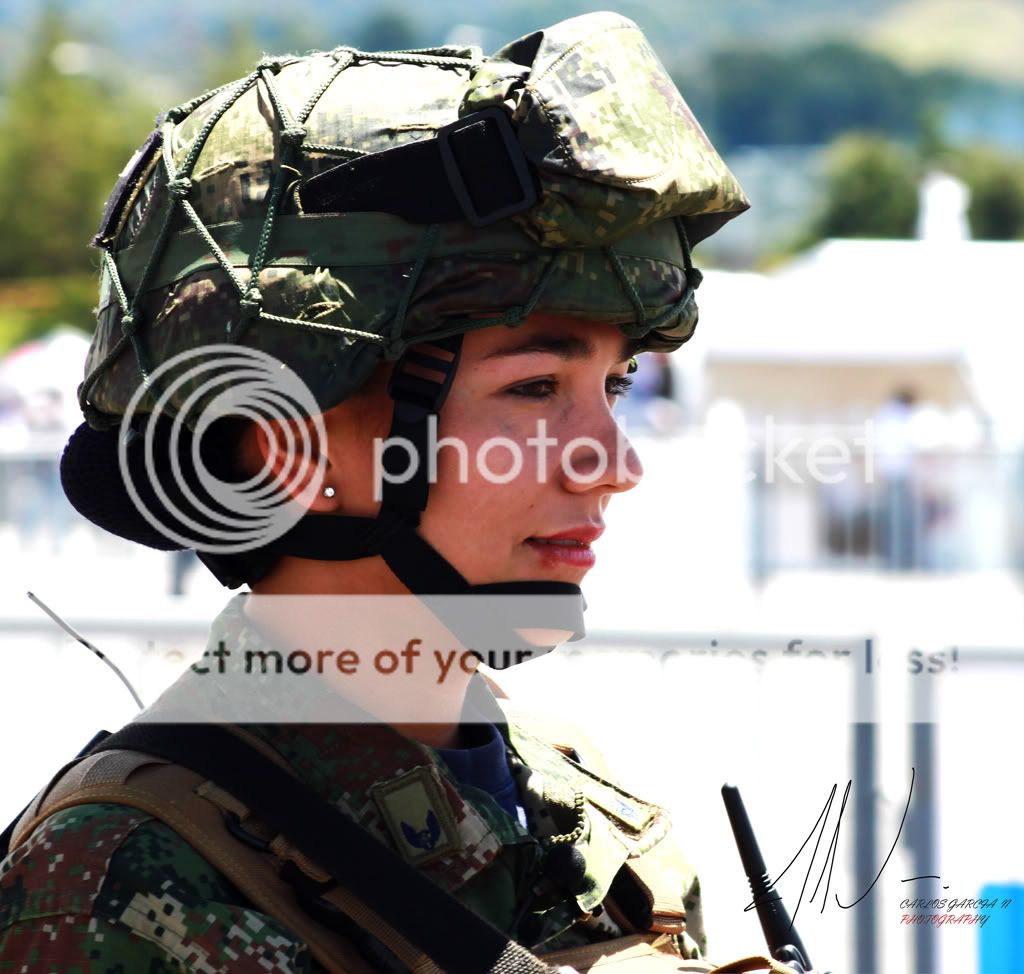 IMAGE: http://i919.photobucket.com/albums/ad35/surgeonhawkeye/Street%20candids/Fair2011246.jpg