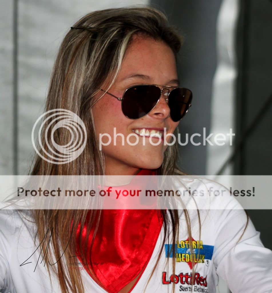 IMAGE: http://i919.photobucket.com/albums/ad35/surgeonhawkeye/Street%20candids/Fair2011425.jpg